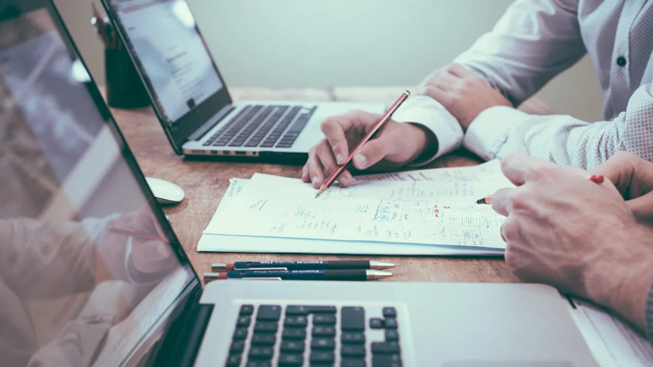 Séance de travail collégial autour des relevés topographiques et architecturaux
