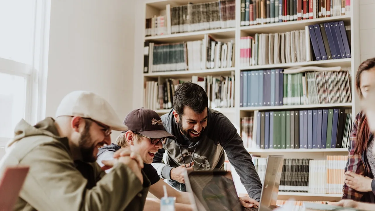 Jeunes participants attentifs à un atelier d'archéologie